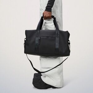 NWT Rains Trail Gym Bag in Black with Detachable Shoulder Strap.